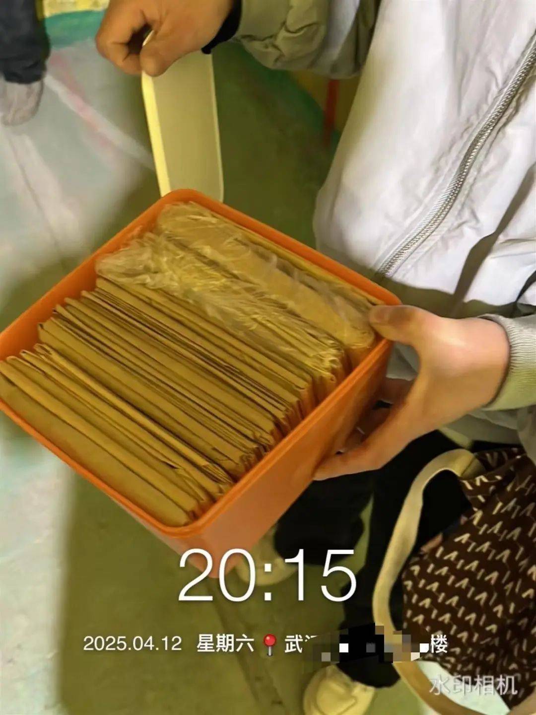 皇冠登3代理申请
_旧房翻新拆出10万现金！装修经理不敢告诉女业主皇冠登3代理申请
，男业主：并非私房钱，是家里的备用金