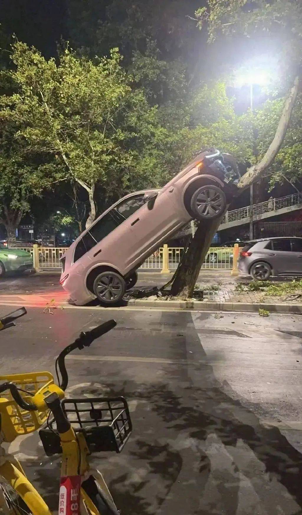 皇冠信用盘
_西安警方通报“女子把新能源车开到树上”：因操作不当车辆发生碰撞皇冠信用盘
，受伤送医