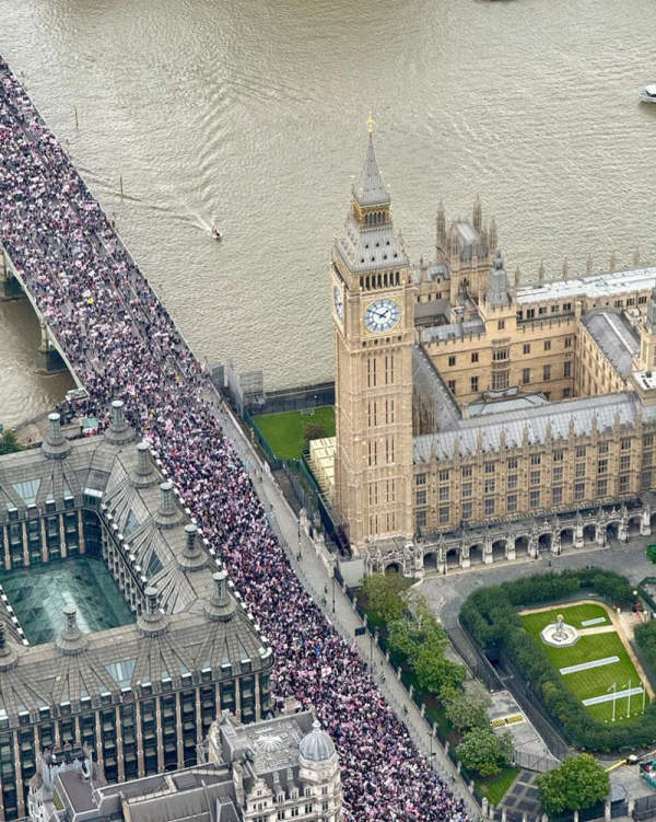 意大利乙组联赛 | 超10万人参加伦敦右翼反移民集会意大利乙组联赛，马斯克“现身”呼吁英国重新选举